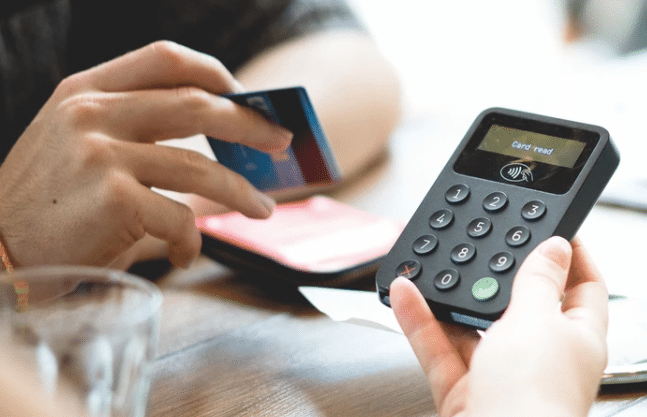 Persona pagando con un datáfono Zettle