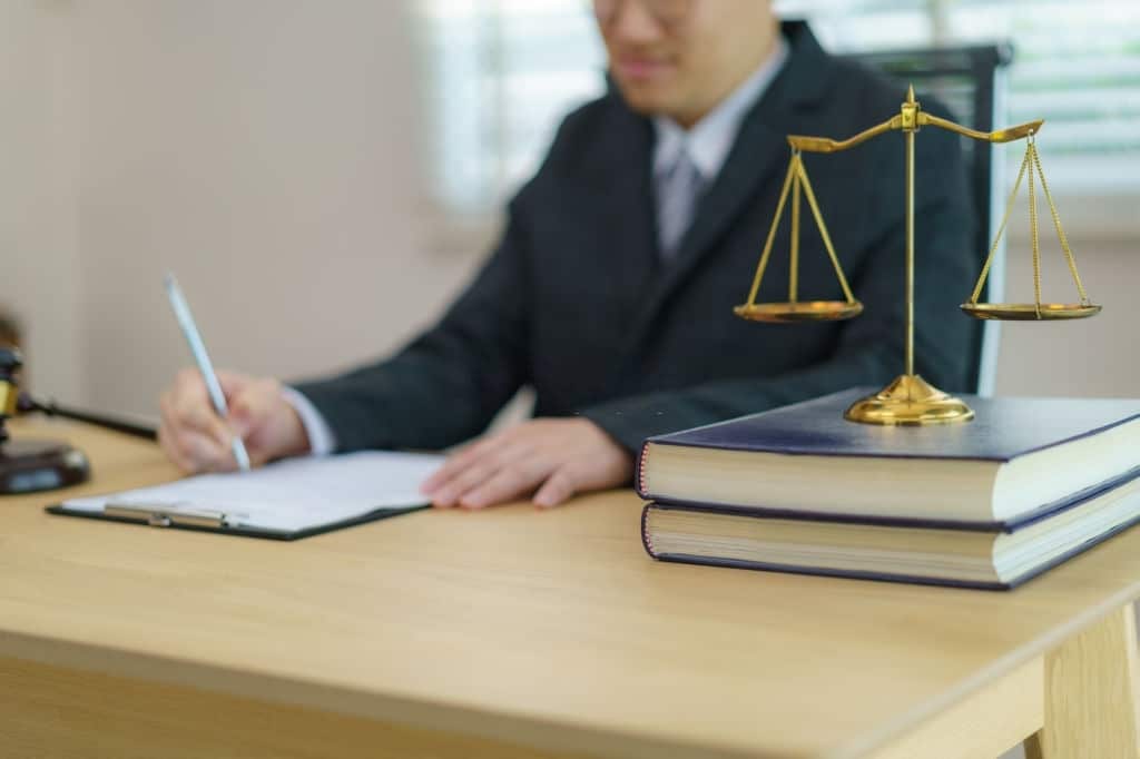 Juez dictando una sentencia favorable a la reclamación de gastos hipotecarios